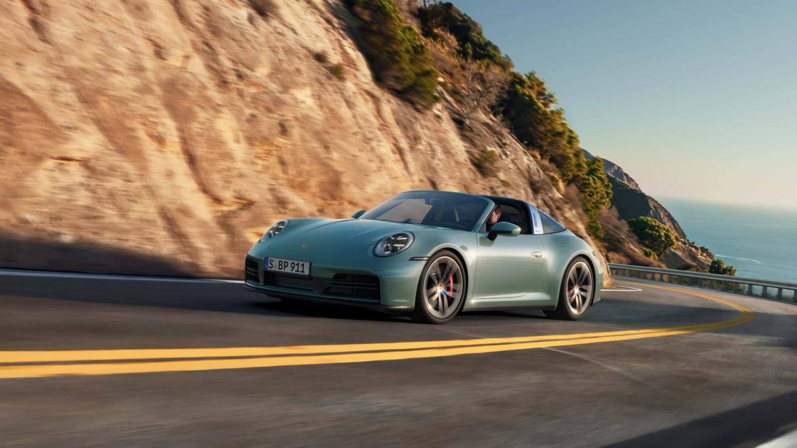 Πρεμιέρα για την ανανεωμένη τετρακίνητη Porsche 911 Carrera 4S